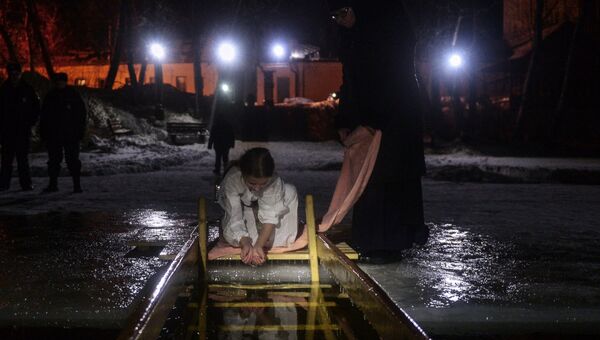 Девочка во время крещенского купания в Богородицком Житенном женском монастыре в Осташкове