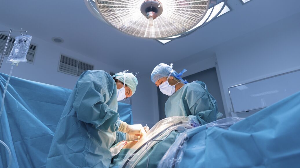 В Москве провели уникальную операцию при тяжелой деформации позвоночника