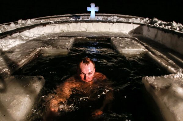 Мужчина во время крещенского купания в купели Иосифо-Волоцкого мужского монастыря в Волоколамском районе Московской области