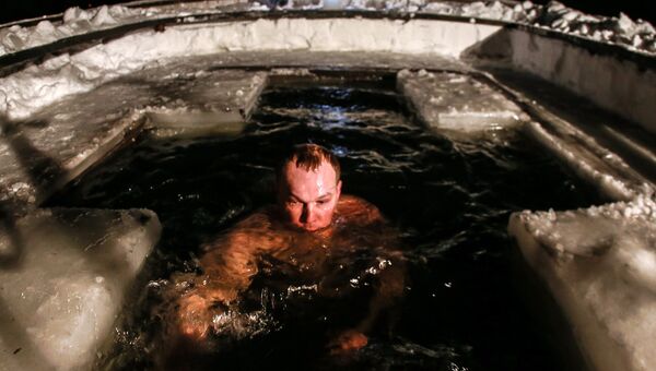 Мужчина во время крещенского купания. Архивное фото