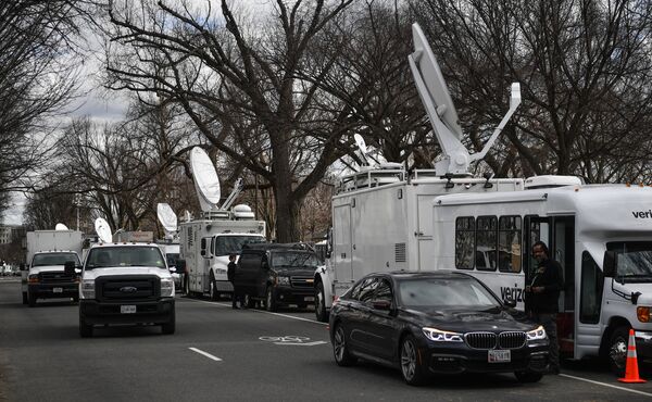 Автомобили телевизионных компаний на Национальной аллее в Вашингтоне