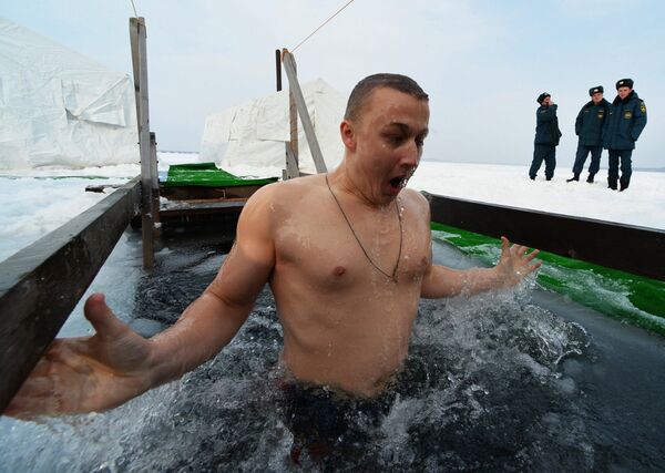 Мужчина во время крещенского купания в Амурском заливе во Владивостоке