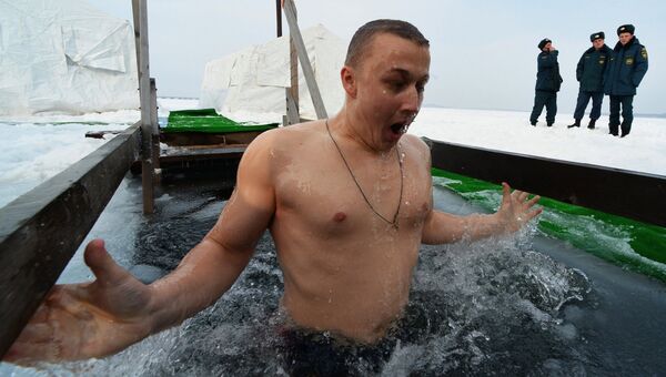 Мужчина во время крещенского купания в Амурском заливе во Владивостоке