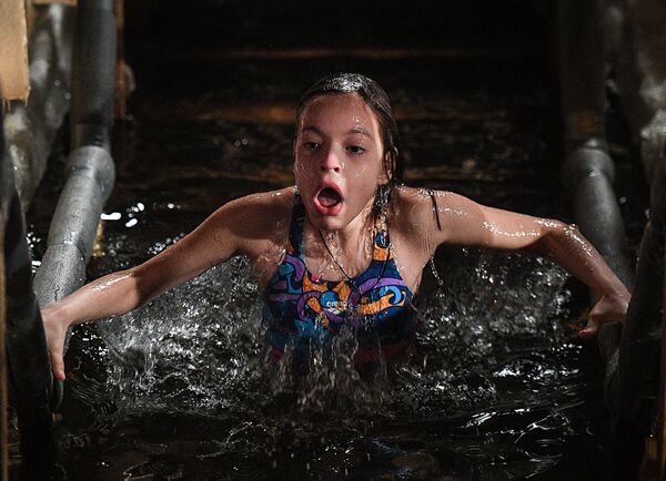 Девушка во время крещенского купания в парке Сокольники