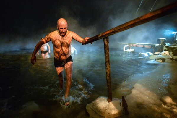 Верующие купаются в реке Енисей в Саяногорске во время празднования Крещения Господня