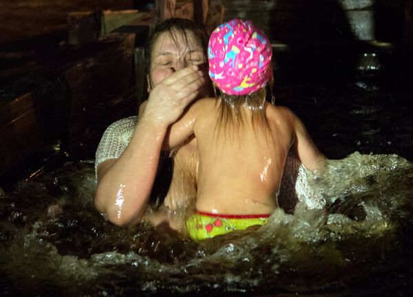 Верующие во время крещенского купания в Петрозаводске