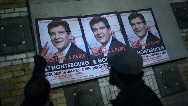 Плакаты с изображением кандидата от Социалистической партии Франции Арно Монтебура в Париже