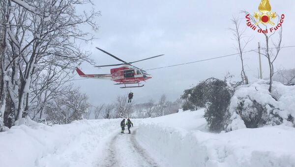 Итальянские спасатели у отеля Rigopiano di Farindola в регионе Абруццо после схода лавины. 19 января 2017