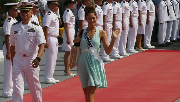 Участница конкурса Мисс Вселенная из Германии Йоханна Акс перед поездкой на пляжный курорт на яхте Счастливая жизнь, Филиппины