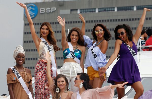 Участницы конкурса Мисс Вселенная на борту яхты Счастливая жизнь во время путешествия на пляжный курорт в Маниле, Филиппины