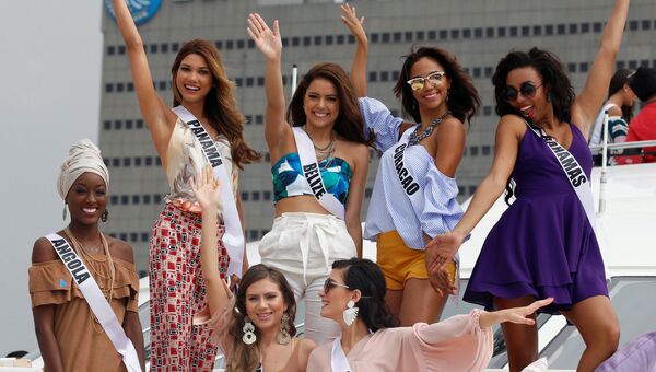 Участницы конкурса Мисс Вселенная на борту яхты Счастливая жизнь во время путешествия на пляжный курорт в Маниле, Филиппины
