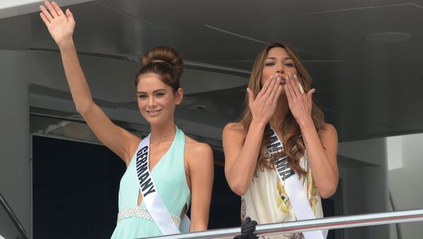 Участница конкурса Мисс Вселенная из Германии Йоханна Акс и участница из Панамы  Кейти Дреннан на борту яхты Счастливая жизнь во время путешествия на пляжный курорт в Маниле, Филиппины