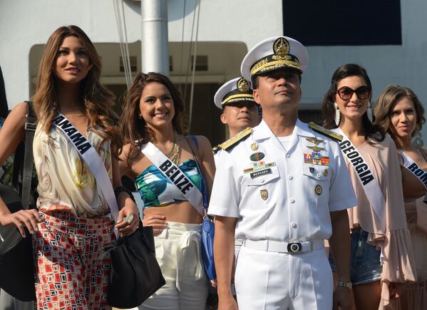 Вице-адмирал филиппинских ВМС Рональд Меркадо и участницы конкурса Мисс Вселенная на борту яхты Счастливая жизнь во время путешествия на пляжный курорт в Маниле, Филиппины