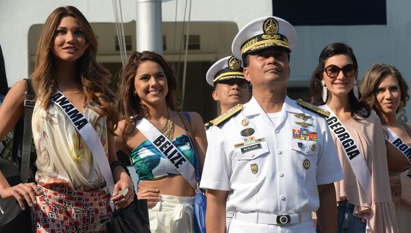 Вице-адмирал филиппинских ВМС Рональд Меркадо и участницы конкурса Мисс Вселенная на борту яхты Счастливая жизнь во время путешествия на пляжный курорт в Маниле, Филиппины