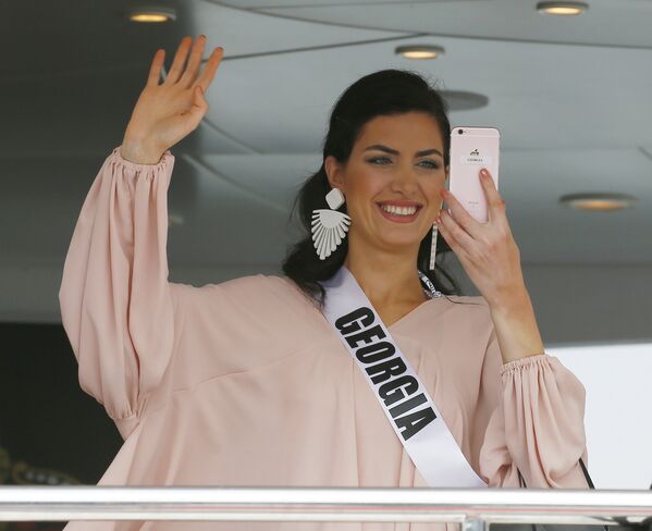 Участница конкурса Мисс Вселенная из Грузии Нино Каралашвили на борту яхты Счастливая жизнь во время путешествия на пляжный курорт в Маниле, Филиппины