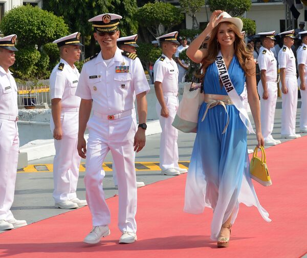 Участница конкурса Мисс Вселенная из Коста-Рики Каролина Дюран перед поездкой на пляжный курорт на яхте Счастливая жизнь, Филиппины