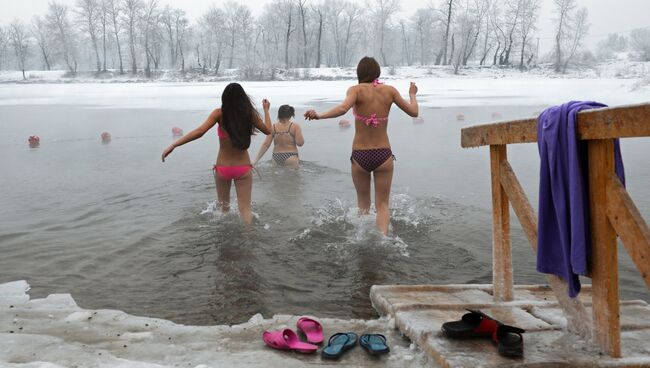 Празднование Крещения в городах России. Архивное фото