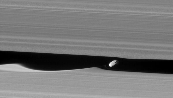 Дафнис, спутник Сатурна, порождающая волны в его кольцах