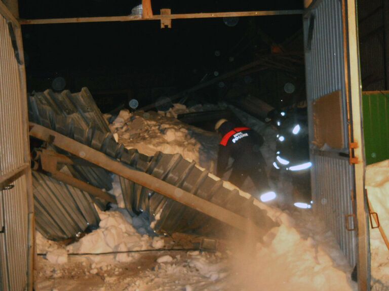 Спасатели на месте обрушения конного клуба в Бердске