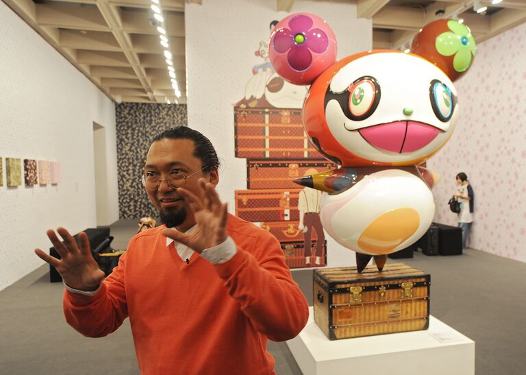 Японский художник Такаши Мураками показывает свою работу для Louis Vuitton