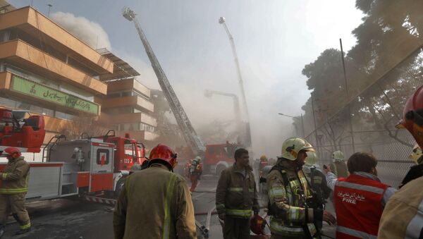 Пожарные на месте обрушения высотного здания Пласко в Тегеране. 19 января 2017