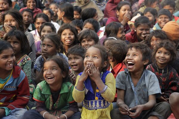 Индийские дети смотрят выступление в Аллахабад, Индия