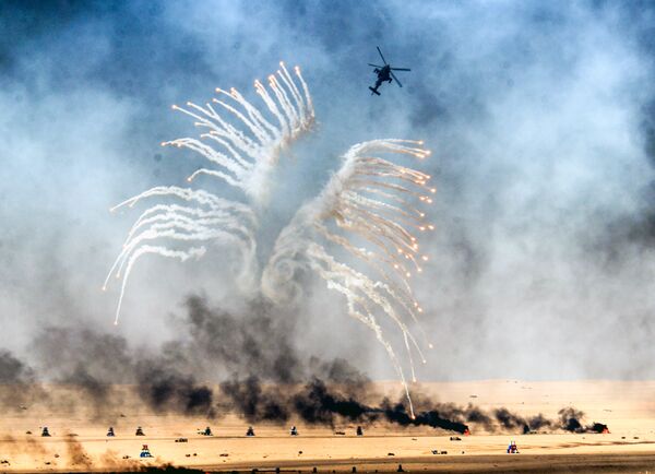 Военный вертолет на военных учениях на военном полигоне Udaira, 140 км к северу от города Кувейт