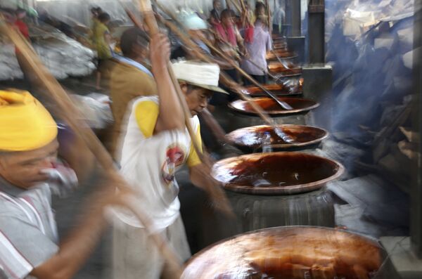 Рабочие готовят традиционное блюдо, подаваемое во время празднования китайского Нового года в Индонезии