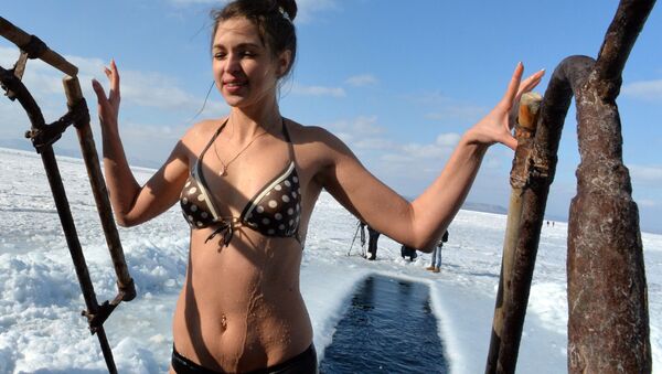 Участница клуба любителей плавания в ледяной воде Морж во Владивостоке