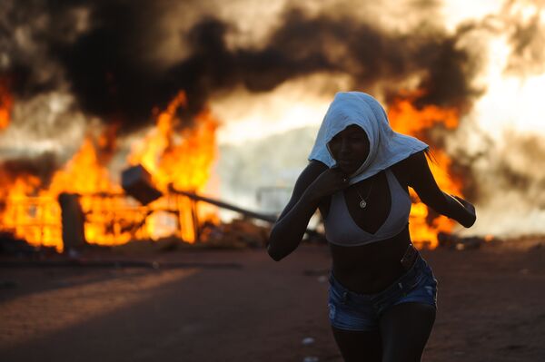 Девушка во время протестов в Бразилии