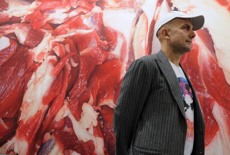 Британский художник Марк Куинн у своей работы Живопись плоти (О мраморе), представленной на выставке Большое колесо продолжает вращаться в Мультимедиа Арт Музее в Москве