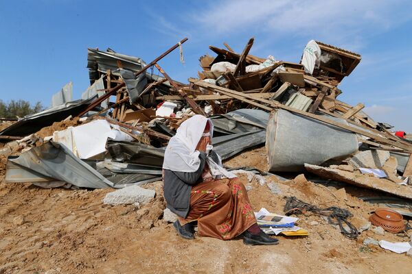 Женщина у своего разрушенного дома неподалеку от пустыни Негев, Израиль