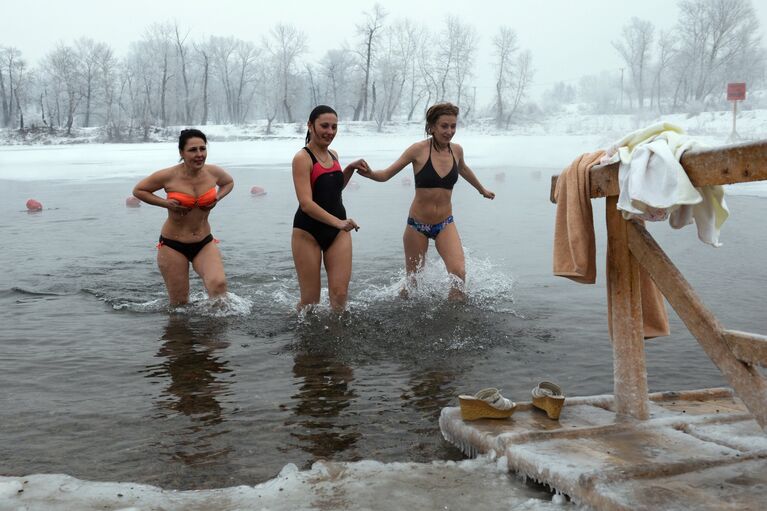 Горожане во время крещенского купания на канале в городской зоне отдыха Абакана