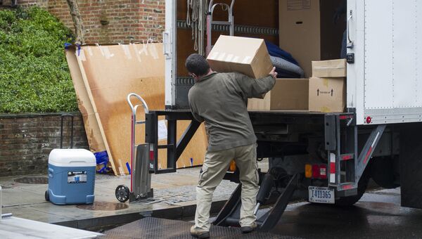 Грузчики перевозят вещи семьи Барака Обамы в их новое жилье под Вашингтоном