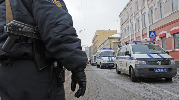 Сотрудники правоохранительных органов работают на месте ограбления инкассаторов в Москве. Архивное фото