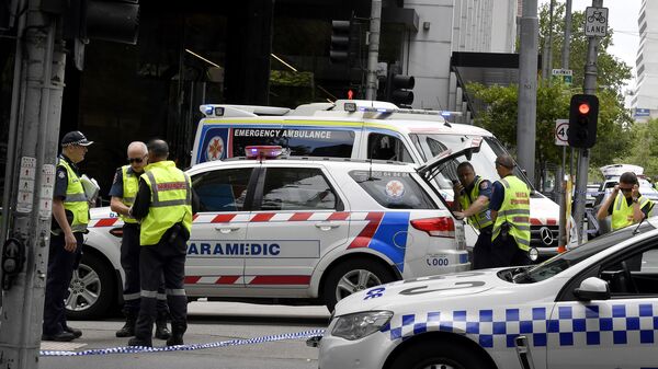 Полицейские и спасатели на месте наезда автомобиля на толпу людей в центре Мельбурна, Австралия. 20 января 2017
