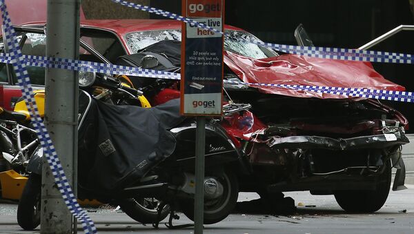 На месте наезда автомобиля на толпу людей в центре Мельбурна, Австралия. 20 января 2017