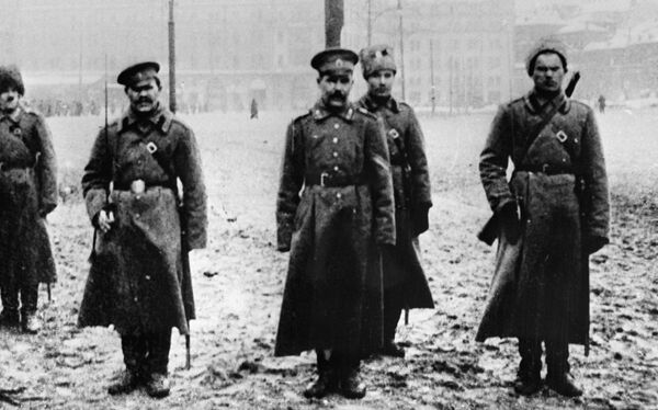 Солдаты сопровождают арестованного унтер-офицера во время Февральской революции. 1917 год