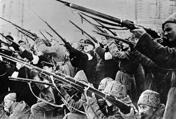 Солдаты обстреливают полицейские засады во время Февральской буржуазно-демократической революции 1917 года