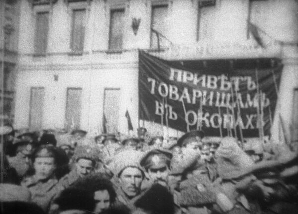 Солдаты устраивают демонстрацию против царского правительства во время февральской революции. 1917 год