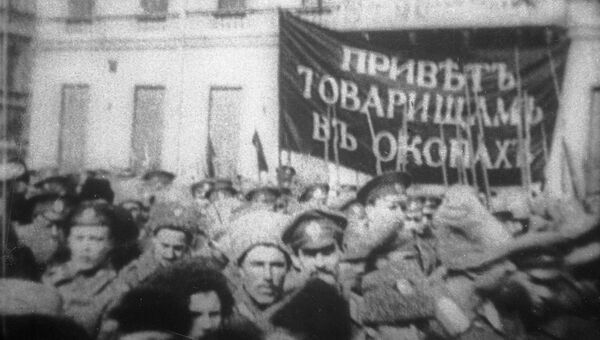 Солдаты устраивают демонстрацию против царского правительства во время февральской революции. 1917 год