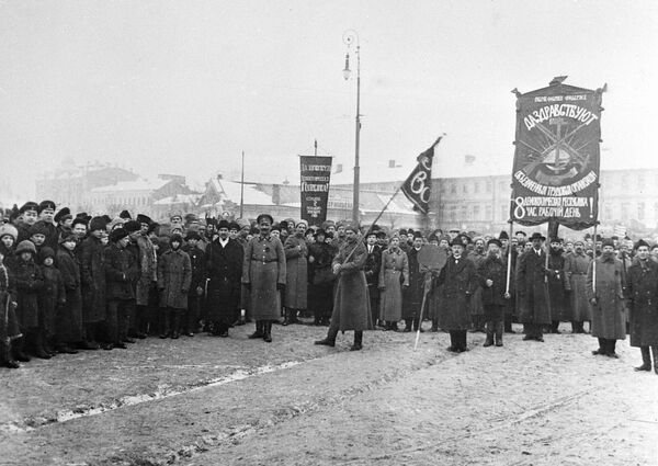 Колонны рабочих фабрики Фаберже и солдаты 2-го Московского запасного полка направляются на демонстрацию во время февральской буржуазно-демократической революции. 1917 год