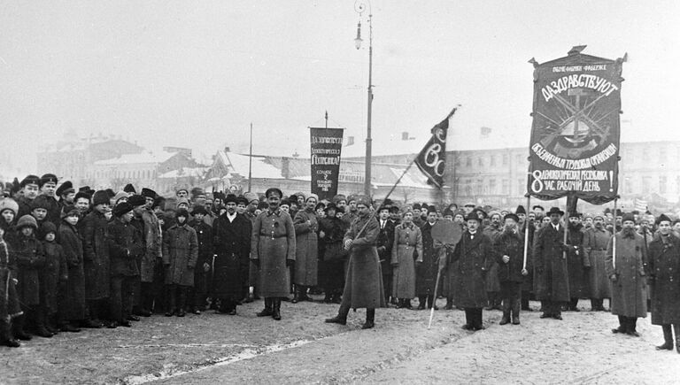 Колонны рабочих фабрики Фаберже и солдаты 2-го Московского запасного полка направляются на демонстрацию во время февральской буржуазно-демократической революции. 1917 год