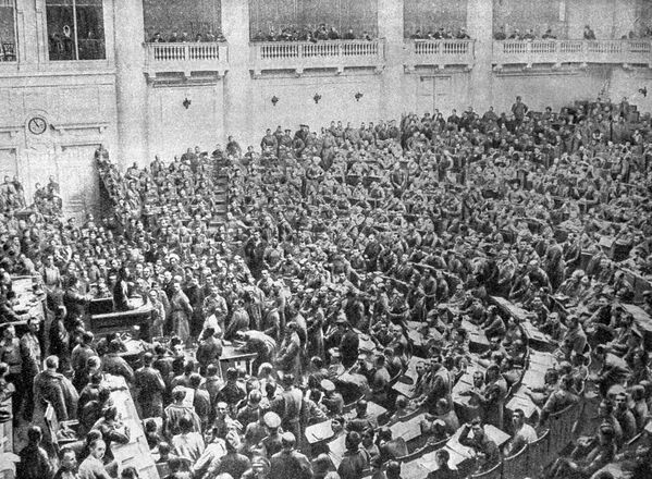 Заседание Петроградского Совета рабочих и солдатских депутатов в Таврическом дворце во время февральской буржуазно-демократической революции. 1917 год