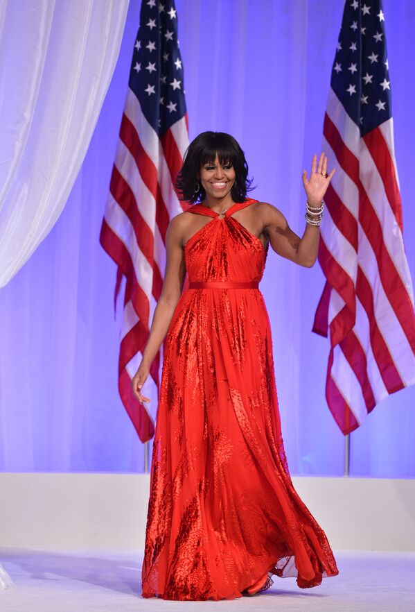 Первая леди Мишель Обама танцует на торжественном балу
