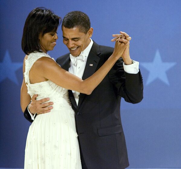 Президент США Барак Обама танцует с первой леди США Мишель Обама во время бала в день инаугурации в Вашингтоне