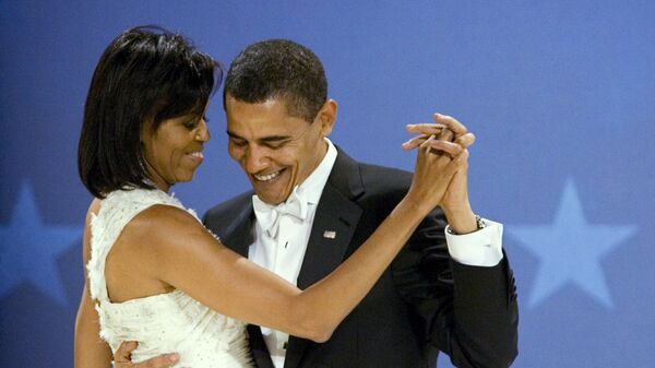 Президент США Барак Обама танцует с первой леди США Мишель Обама во время бала в день инаугурации в Вашингтоне
