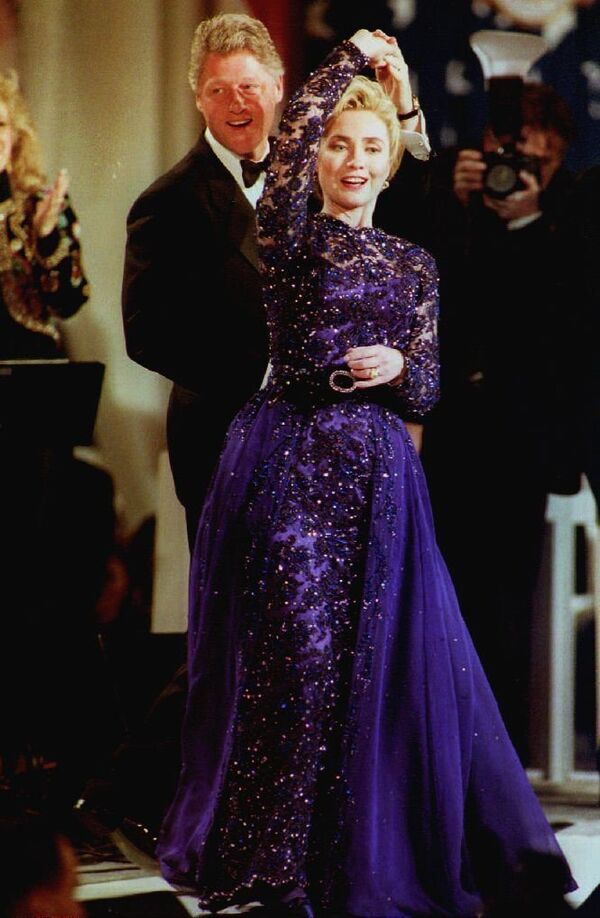 Президент США Билл Клинтон и первая леди США Хиллари Клинтон во время танца, 20 января 1993