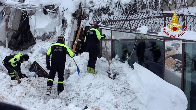 Итальянские спасатели во время поисковой операции в отеле Rigopiano di Farindola после схода лавины. Архивное фото