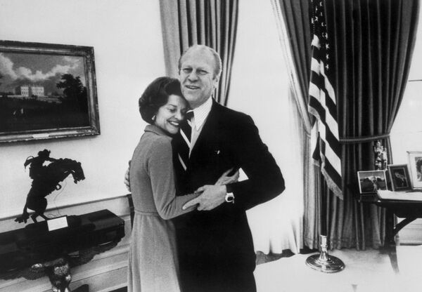 Президент США Джеральд Форд обнимает свою жену Бетти в Белом доме в Вашингтоне, 30 декабря 1974